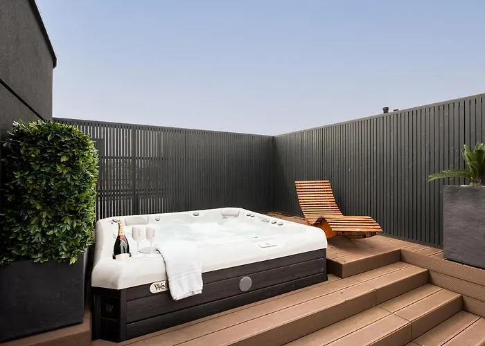 Jacuzzi Hideout - Warsaw Private Terrace - Free Parking