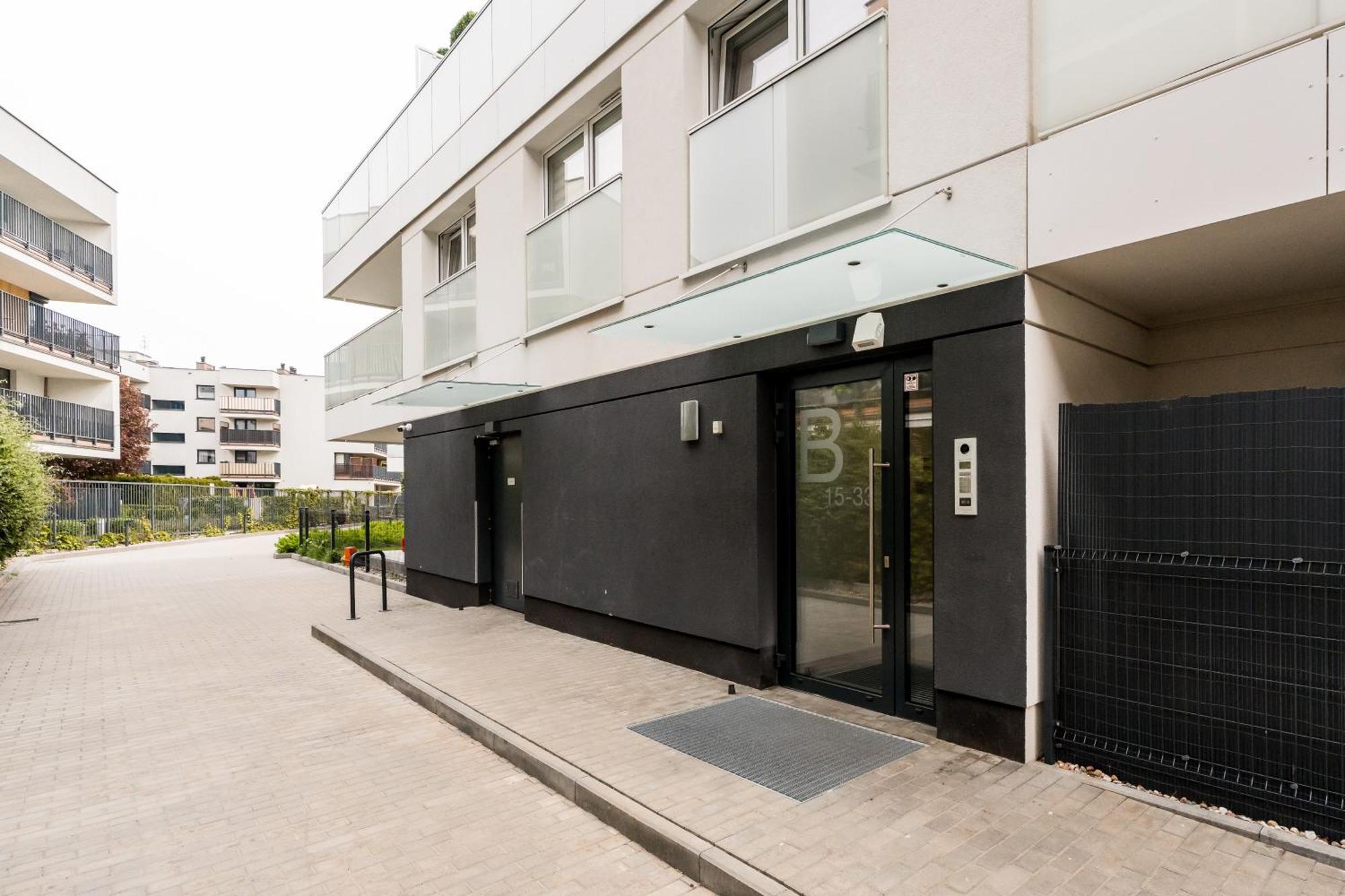Jacuzzi Hideout - Private Terrace - Free Parking *